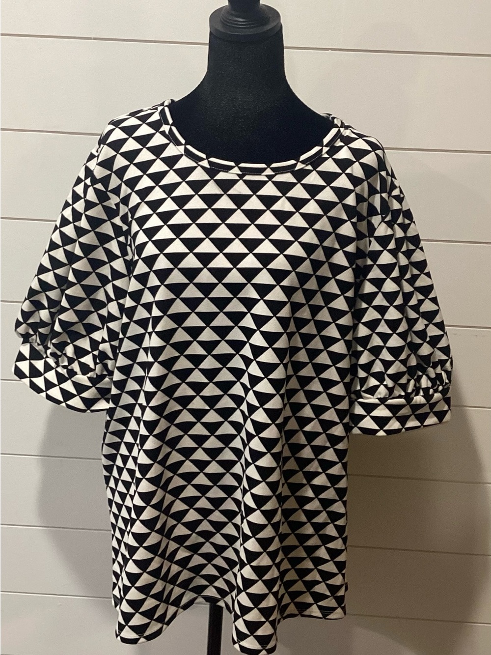 Black & White Geometric Puff-Sleeve Women's Top